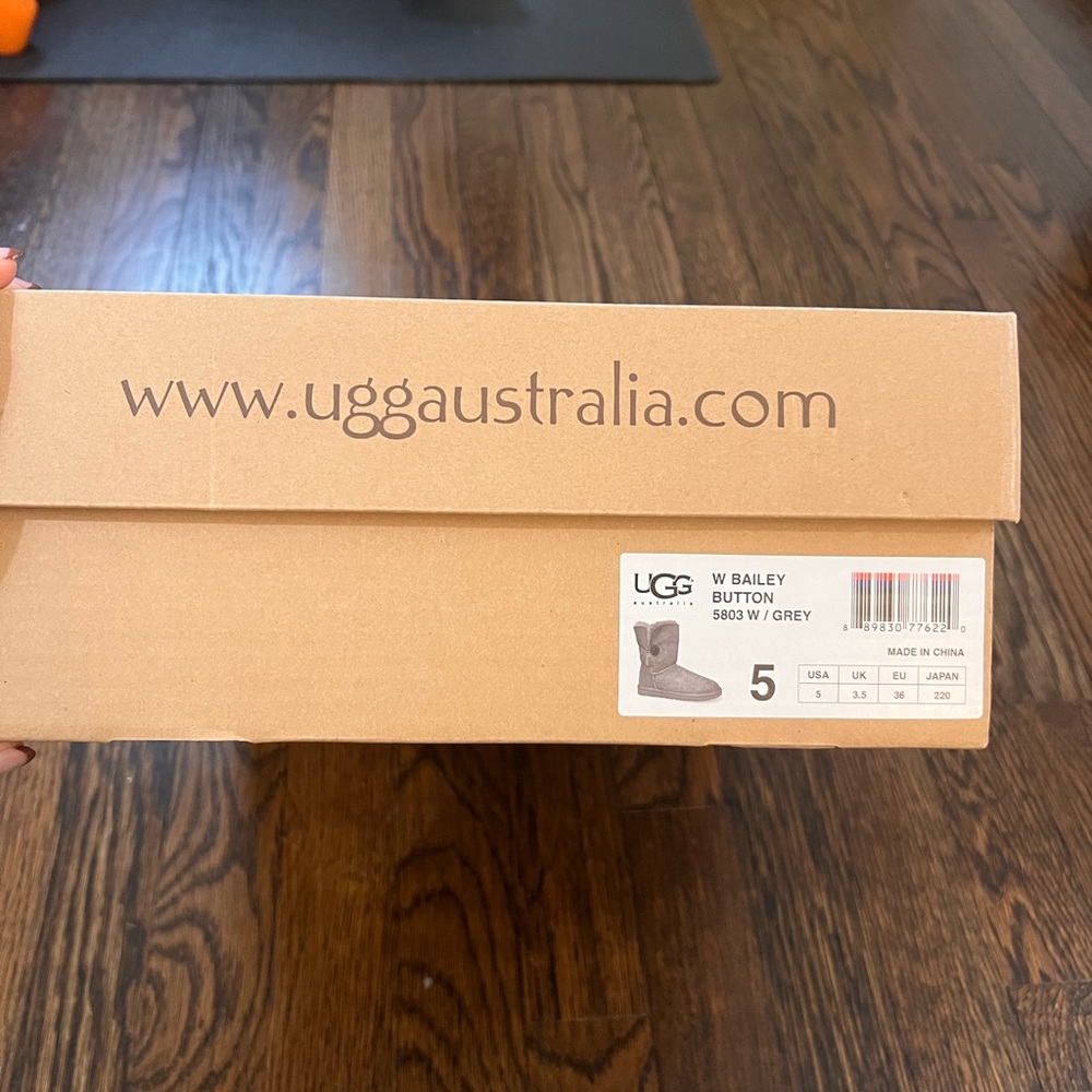 Ugg Bailey Button Size 5 - image 3